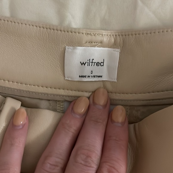 wilfred / aritzia vegan leather shorts size 0 - Picture 3 of 3